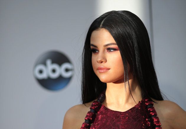 Singer Selena Gomez arrives at the 2015 American Music Awards in Los Angeles, California November 22, 2015. REUTERS/David McNew