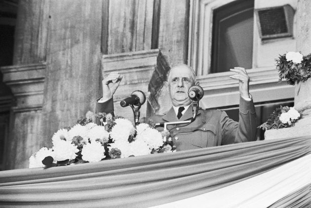 Le président Charles de Gaulle sur le balcon de l'hôtel de ville de Montréal en 1967.