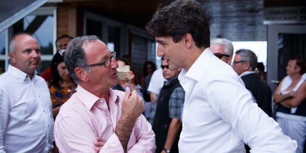 Richard Hébert en grande discussion avec le premier ministre Justin Trudeau lors de son passage dans la région de Lac-Saint-Jean. (Photo: Riley Lange)