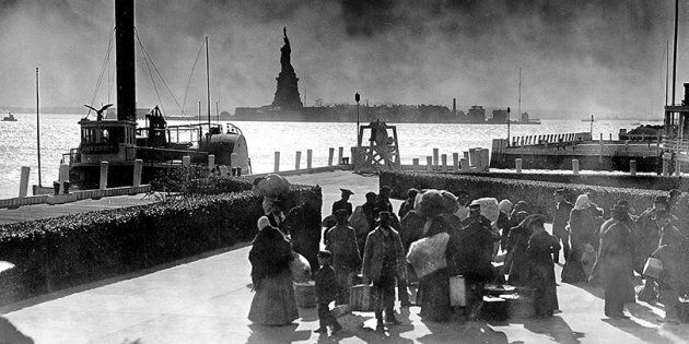 Un poème est gravé sur la Statue de la Liberté. Il a accueilli des dizaines de millions d'immigrants à leur arrivée en Amérique.