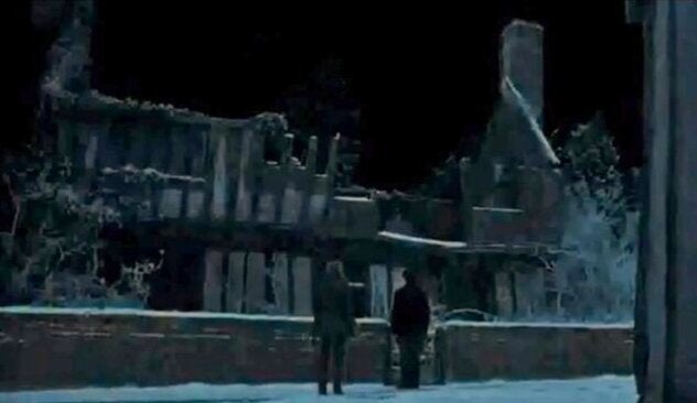 La maison apparaît brièvement dans cette scène du septième opus d'Harry Potter, quand Hermione et Harry voyagent à Godric's Hollow.