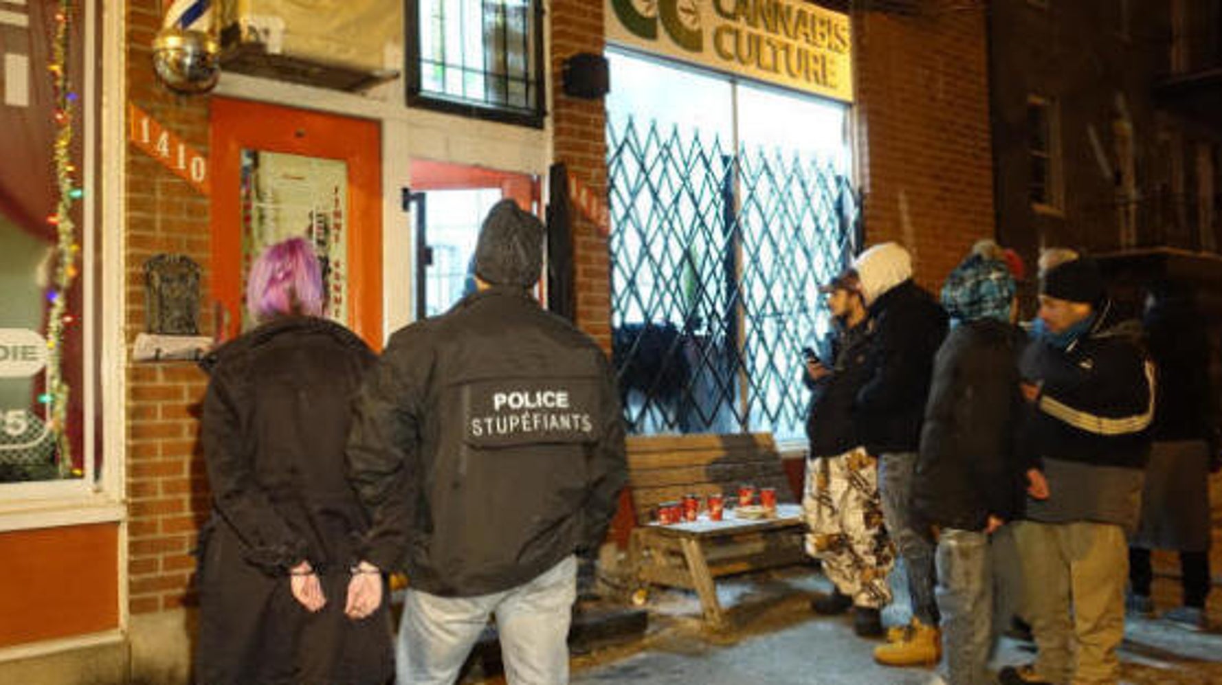Descente policière dans des magasins de cannabis à Montréal (VIDÉO) HuffPost Québec Politique