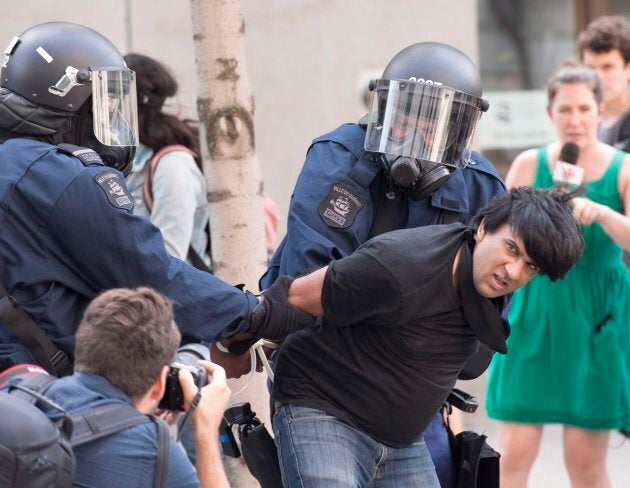 L'activiste Jaggi Singh est arrêté pendant une manifestation contre le racisme à Québec, le 20 août 2017.