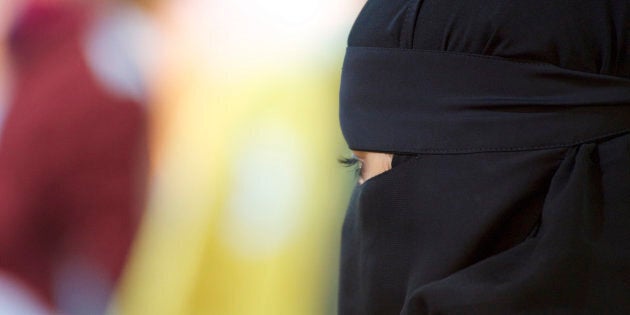 Une femme en burqa ou en niqab dégoûte Monsieur le Maire. Tel un rat d’égout, sa simple vue l’agresse.