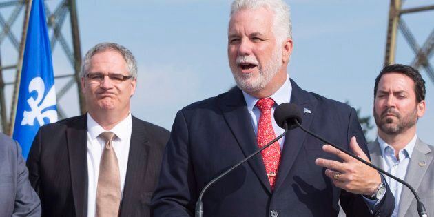 Le Parti libéral du Québec a annoncé qu'il présenterait Éric Tétrault (à gauche), président de Manufacturiers et Exportateurs du Québec depuis 2014, afin de le représenter lors de l'élection partielle.