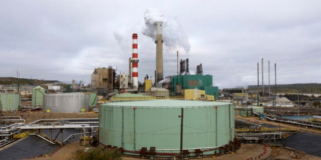 The Suncor tar sands processing plant near the Athabasca River at their mining operations near Fort McMurray, Alberta, September 17, 2014. In 1967 Suncor helped pioneer the commercial development of Canada's oil sands, one of the largest petroleum resource basins in the world. Picture taken September 17, 2014. REUTERS/Todd Korol (CANADA - Tags: ENERGY ENVIRONMENT)