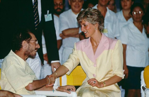La Princesse Diana visite des patients atteints du SIDA dans un hôpital de Rio de Janeiro en avril 1991.