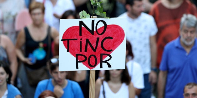 Dans un long recueillement, la foule a ajouté prières et fleurs à une sépulture de fortune déjà jonchée de nombreux lampions, mots de compassion et bouquets de fleurs.