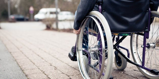 Au moins au Québec, l’Office des personnes handicapées du Québec permet l’accès aux biens et aux services essentiels liés au handicap.