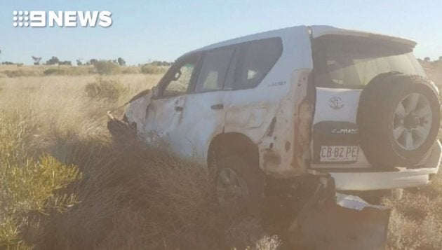 Sa voiture accidentée laissée sur le bas côté.