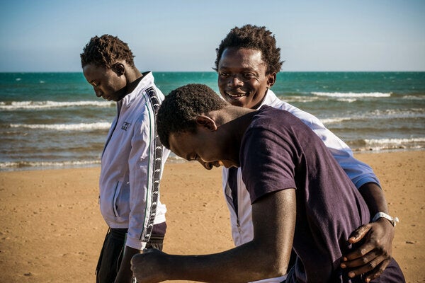 Mohammad, âgé de 17 ans (au centre), profite d'une promenade sur la plage avec ses amis, Sanna, âgé de 17 ans (à l'avant) et Fodaoi, âgé de 14 ans.