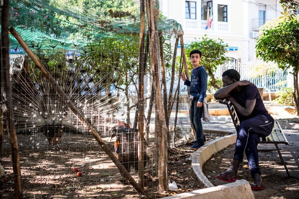 Sanna, âgé de 17 ans, visite le zoo lors d'une sortie du centre de réception pour les demandeurs d'asile qui sert également de centre d'hébergement pour les mineurs non-accompagnés, dans le port de Pozzallo, Sicile, en Italie (Mai 2016).