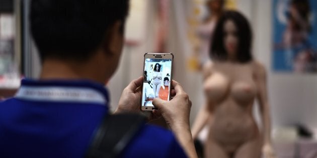 Un visiteur à la Asia Adult Expo de Hong Kong, août 2017.