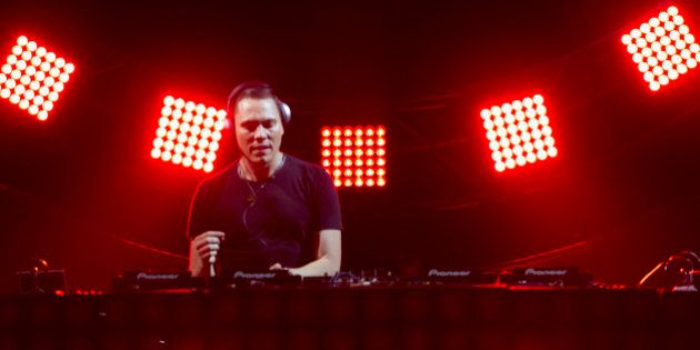 DJ Tiesto performs at the 2014 Wango Tango concert at StubHub Center in Carson, California May 10, 2014. REUTERS/Mario Anzuoni (UNITED STATES - Tags: ENTERTAINMENT)