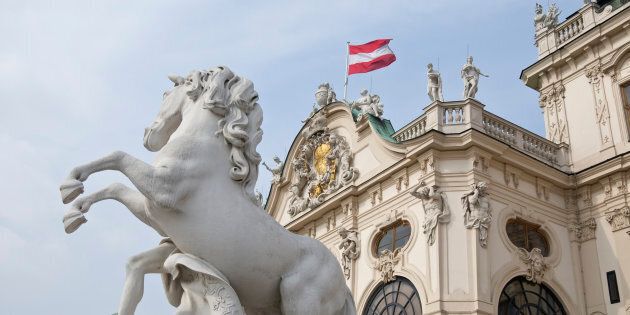 L'analyse de l'économie autrichienne suggère que, avant tout, les décideurs politiques devraient être guidés par le principe: « Tout d'abord, ne pas causer de tort ».