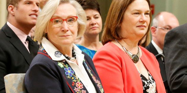 L'ancienne ministre du MAINC, Caroline Bennett, est devenue « ministre des Relations Couronne-Autochtones et des Affaires du Nord » et l'ancienne ministre de la Santé, Jane Philpott, la « ministre des Services aux Autochtones ».