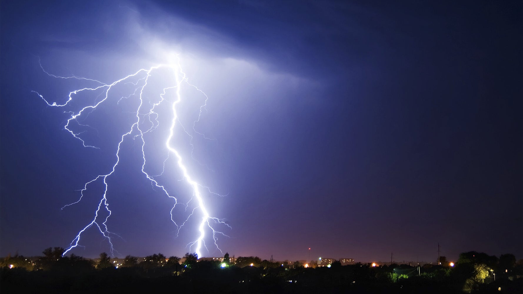 Veille D'orages Violents / Une veille d'orages violents en vigueur dans