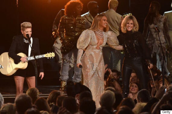Beyoncé dans une robe nue spectaculaire aux CMAS 2016