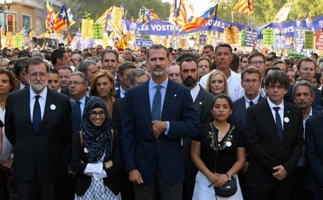 Le président Mariano Rajoy, le roi Felipe VI et le président de la Generalitat, Carles Puigdemont, lors de la manifestation contre le terrorisme djihadiste en août 2017.