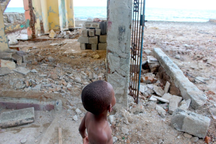 Sur les côtes de Cojímar, le petit Adam, âgé de 4 ans, observe la mer, depuis la maison de sa grand-mère, détruite lors du passage de l'ouragan.