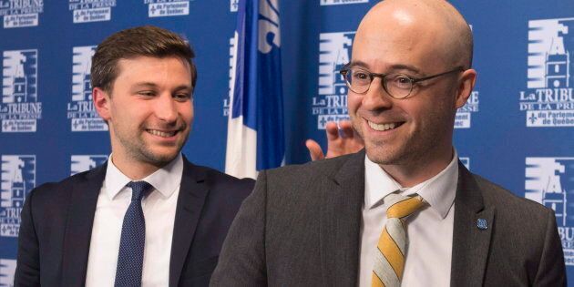 Gabriel Nadeau-Dubois félicite Sol Zanetti à la fin d'une conférence de presse à Québec, le 5 octobre 2017. Québec solidaire et Option nationale ont annoncé qu'ils avaient l'intention de fusionner leurs deux partis. (LA PRESSE CANADIENNE/Jacques Boissinot)