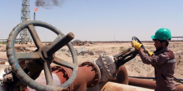 A worker checks the valve of an oil pipe at Al-Sheiba oil refinery in the southern Iraq city of Basra, April 17, 2016. REUTERS/Essam Al-Sudani