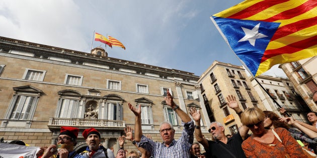 Il est important de constater que contrairement à la mouvance souverainiste catalane qui se veut démocrate et pacifiste, la mouvance unioniste espagnole exhibe sans gêne des symboles, des chants ou des gestes issus du régime de Franco. 