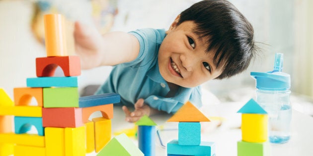 C'est paradoxal que plus les enfants ont des jouets, plus ils comptent sur une intervention extérieure pour échapper aux sentiments d'ennui et d'anxiété.