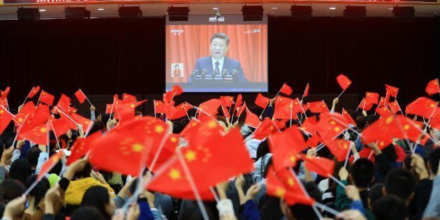 Des étudiants regardent l'ouverture du 19e congrès national du Parti communiste chinois, 18 octobre 2017.