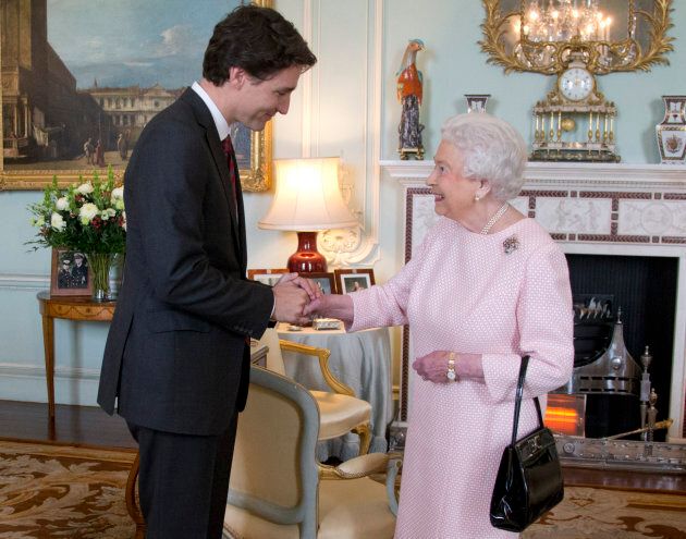 Le premier ministre Justin Trudeau rencontre la reine au palais de Buckingham, en 2015.