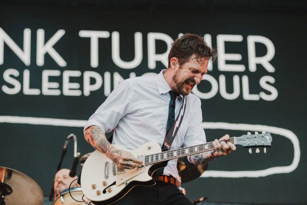 Frank Turner, qui a étudié aux mêmes écoles que le Prince William, parle très bien français, quoi qu'il en dise!