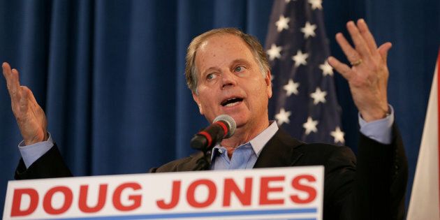 Le démocrate Doug Jones a défait son rival Roy Moore, qui était accusé d'inconduites sexuelles envers des mineures, dans la course au poste de sénateur de l'Alabama.