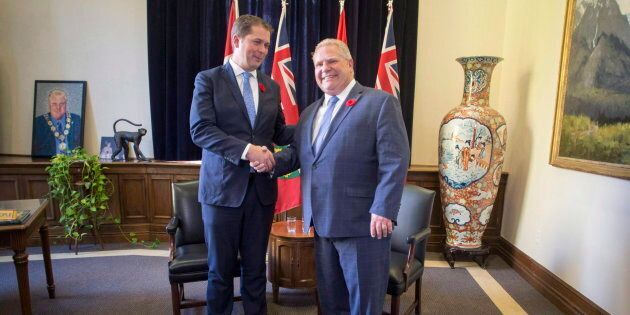 Le chef conservateur fédéral Andrew Scheer rencontrant le premier ministre de l'Ontario Doug Ford à Queen's Park, à Toronto, le 30 octobre 2018.