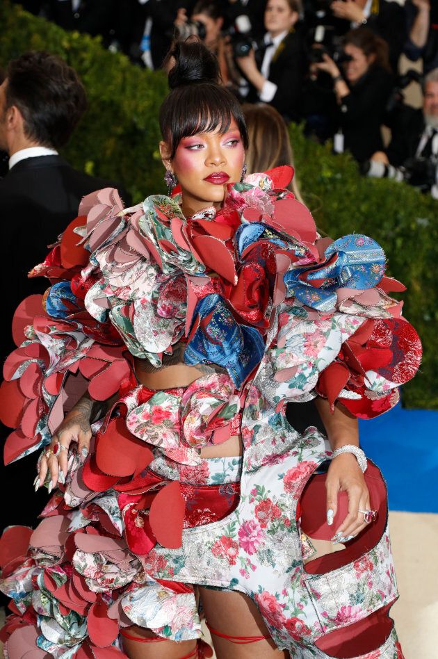 Pour suivre le thème instauré par le Met Gala, Rihanna était "sauvage" sur le tapis rouge avec une tenue dès plus indéfinissable.