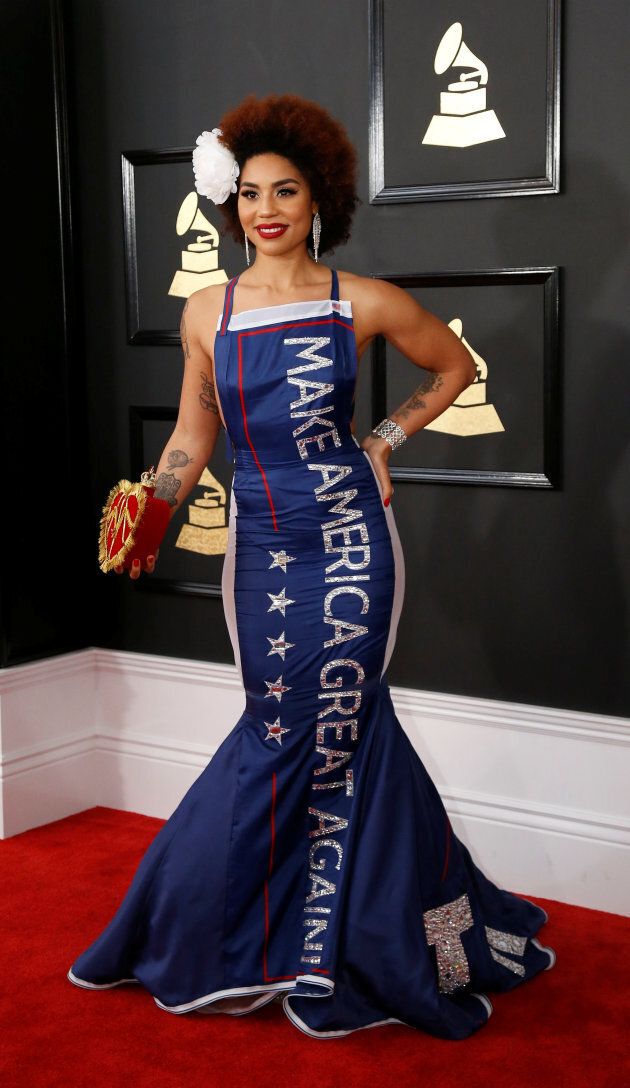 Joy Villa a sans nul doute voulu profiter du tapis rouge des Grammys Awards pour prendre position politiquement avec sa robe-tablier "Make America Great Again".
