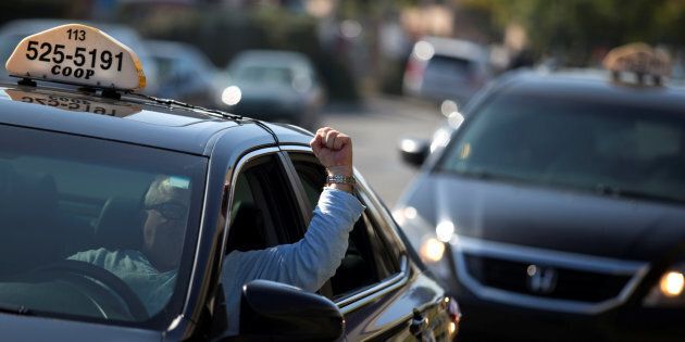 Des chauffeurs de taxi manifestent contre Uber à Montréal, le 5 octobre 2016. REUTERS/Christinne Muschi