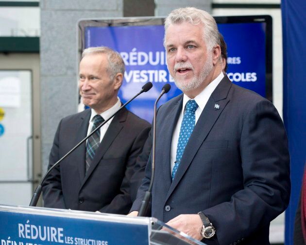 Le premier ministre Philippe Couillard aux côtés de son député David Birnbaum.
