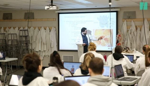 Stéphane Sobczak, professeur au département d'anatomie, estime que l'accès à de vrais corps humains ajoute une valeur inestimable à la qualité de son enseignement.