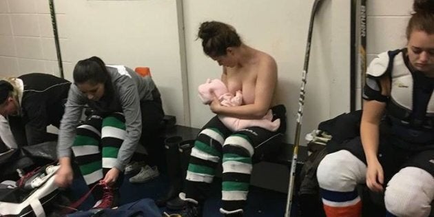 En mars dernier, la photo d'une hockeyeuse albertaine allaitant son bébé dans un vestiaire de hockey avait créé la controverse.