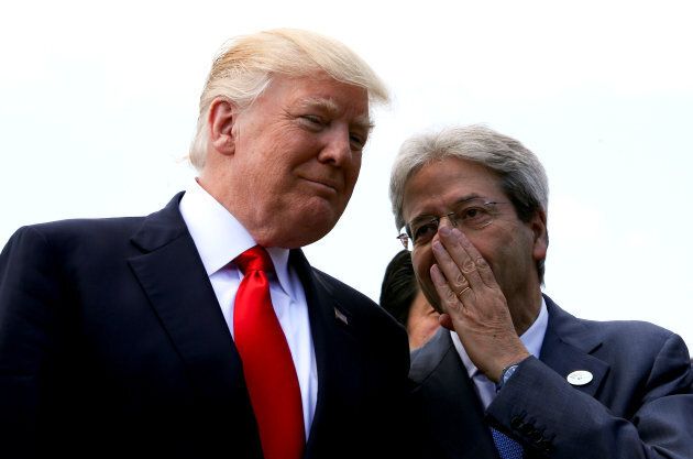 L'ex-premier ministre italien Paolo Gentiloni parle avec le président américain Donald Trump lors du Sommet du G7 en Italie en 2017.