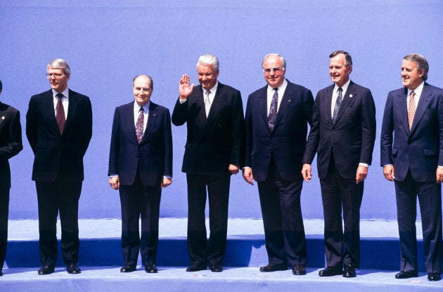 Le chancelier Kohl, François Mitterrand, John Major, George Bush, Brian Mulroney et Boris Eltsine lors du sommet du G7 le 6 juillet 1992 à Munich, en Allemagne.