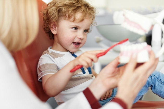 Le régime public permet aux enfants de moins de 10 ans et aux assistés sociaux de recevoir des soins gratuitement.