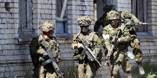 Des soldats canadiens lors d'un exercice.