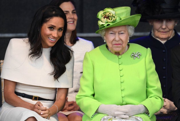 Meghan Markle étaite assise à côté de la reine Elizabeth II lors de la cérémonie d'ouverture du pont Mersey Gateway le 14 juin dernier.