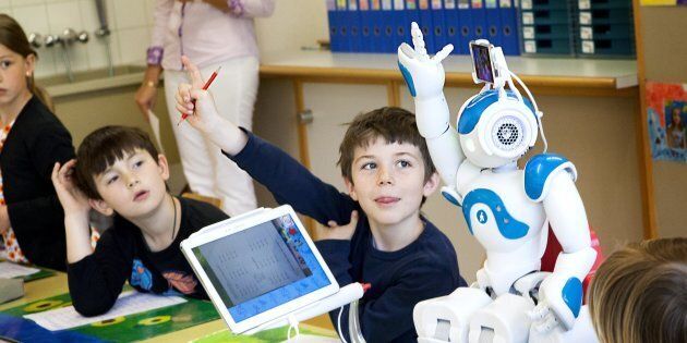 Le robot français Nao est présentement utilisé pour aider des élèves éprouvant des difficultés de santé comme Jonas, 7 ans, qui ne peut être en classe pour subir des traitements de leucémie.