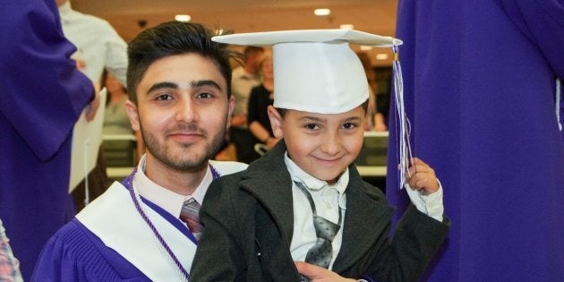 Yasser Al Asmi est photographié en compagnie de son petit frère lors de la remise de diplôme à l'école Moncton High School.