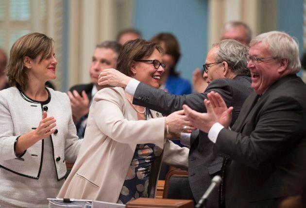 La ministre responsable de la Santé publique, Lucie Charlebois (au centre), lors de l'adoption de son projet de loi sur le cannabis.