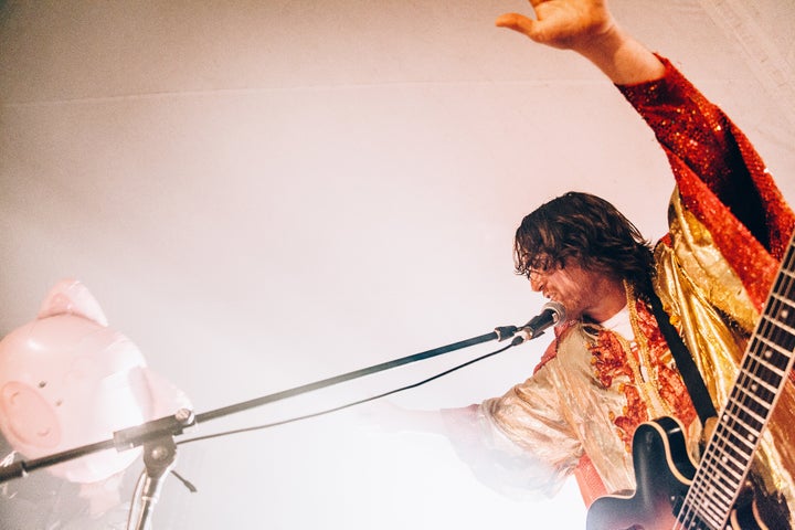 Il doit y avoir quelques personnes qui ont perdu quelques livres pendant le spectacle de Galaxie!