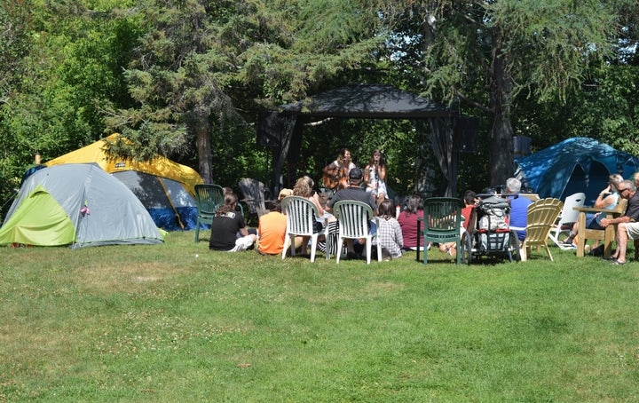 Quelques personnes ont regardé le spectacle de Stéphanie Boivin et Chloé Boily au soleil, tandis que d'autres, qu'on ne voit pas dans la photo, l'ont regardé à l'ombre!