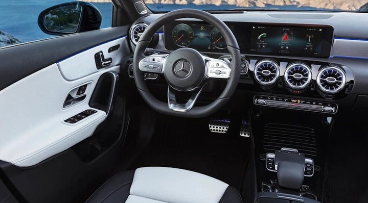 Mercedes-Benz A-Klasse Interieur: AMG Line nevagrau/schwarz, Exterieur: Digital white pearl // Mercedes-Benz A-Class Interior: AMG Line nevagrey/black, Exterior: Digital white pearl